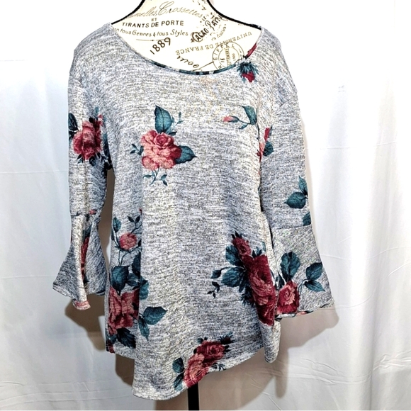 Tops - Olivia Blu top size Large.